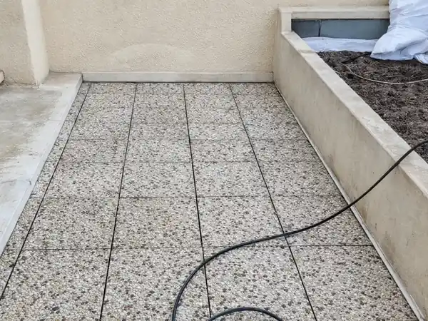 Terrasse de copropriété à Bois-Colombes avec dalles gravillons lavés sur plots