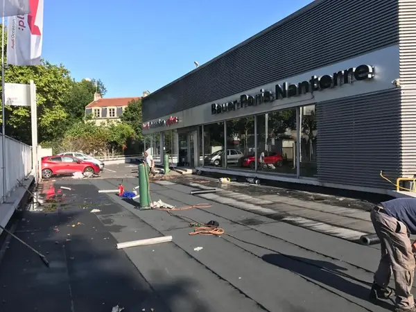 Étancheurs de France Pro Étanchéité posant la membrane sur le toit terrasse d'une concession automobile à Nanterre