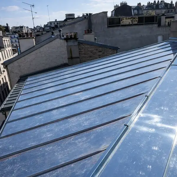 Couverture zinc à joint debout posée sur un bâtiment neuf à Paris 14e
