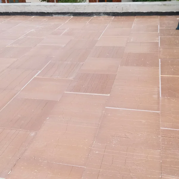 Panneaux d'isolation posés sur la toiture-terrasse d'un immeuble à Paris 17e avant la membrane d'étanchéité