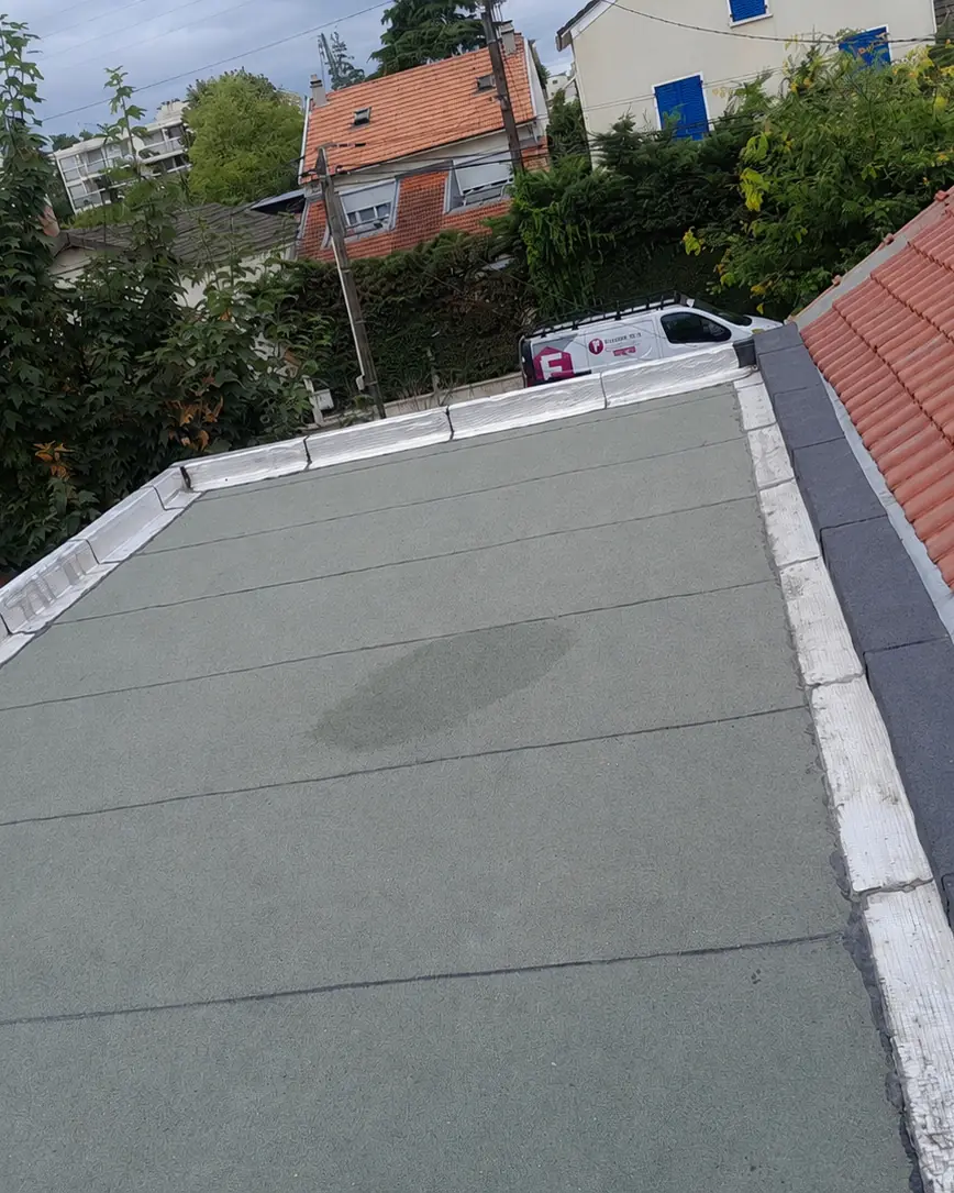 Toit terrasse de pavillon en membrane autoprotégée, attenant à une toiture en tuiles