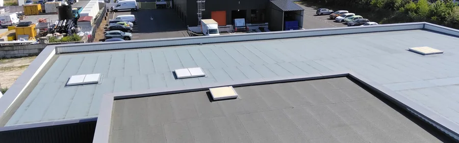 Toits terrasses d'un bâtiment industriel à Sartrouville, étanchéité bitumineuse et lanterneaux