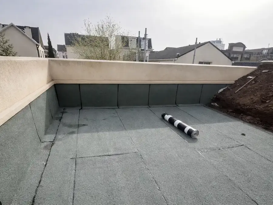 Relevés d'étanchéité bitumineuse contre les acrotères d'un toit terrasse à Enghien-les-Bains