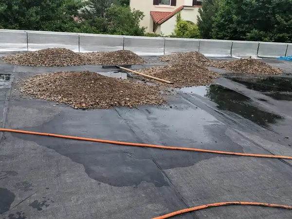 Gravillons de protection sur le toit terrasse d'un pavillon à Enghien-les-Bains