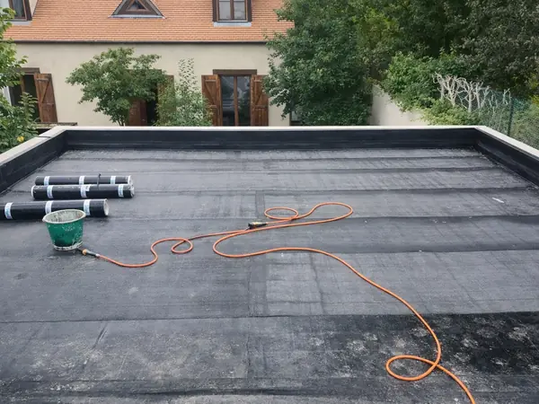 Soudure au chalumeau de la membrane d'un toit terrasse à Enghien-les-Bains